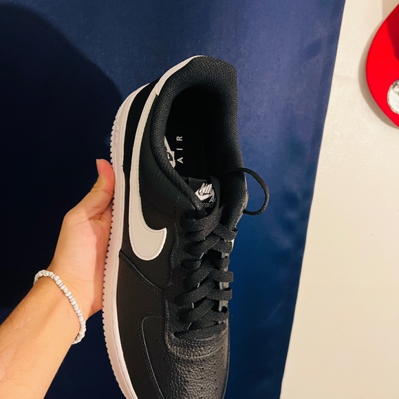 NIKE AIR FORCE 1 it’s a size 11.5 in men’s and a size 13 in women’s it’s new. - Picture 2 of 8